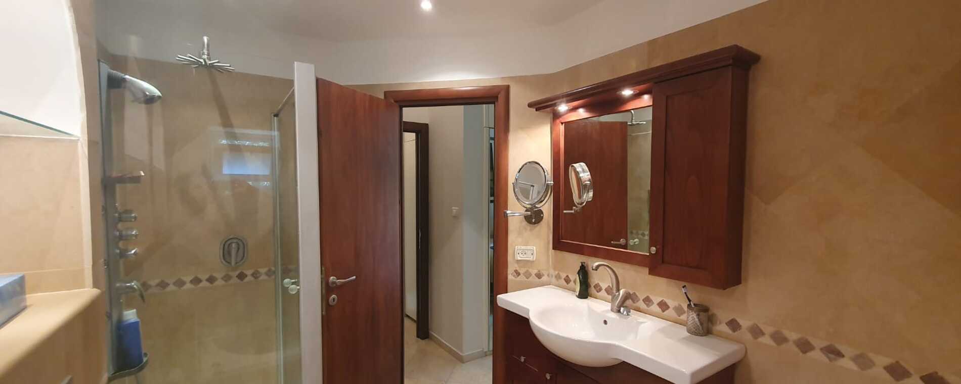 assets/images/properties/ER33 Main Floor Room1 Bathroom Pic2 (CapitIL).jpg